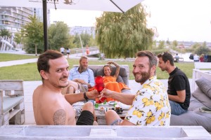 Die Pop-Up Bar Tschau Tschau Seestadt bringt täglich bei Schönwetter kühle Drinks, Snacks und gemütliche Strandatmosphäre in den Seepark.